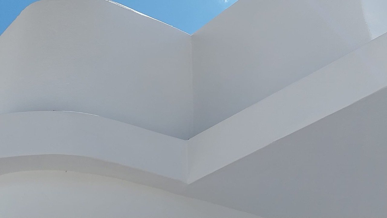 Villa después de pintar con acabado blanco mediterráneo impecable